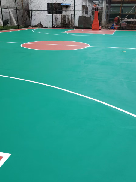总口管理区 球场长期使用易出现地面开裂